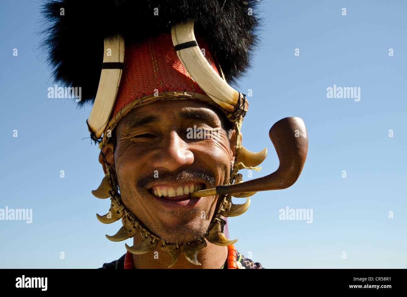 Guerriero della tribù Konyak in attesa di eseguire danze rituali presso il Festival di Hornbill, Kohima, Nagaland, India, Asia Foto Stock