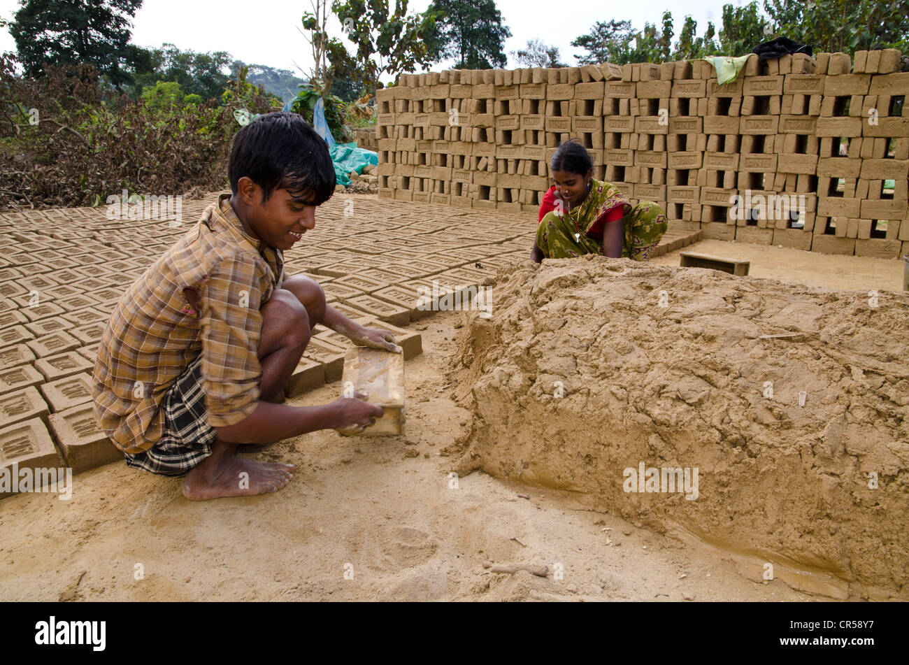 Fabbrica di mattoni dove il lavoro pesante è svolta principalmente da donne e bambini, Jorhat area, Assam, India, Asia Foto Stock