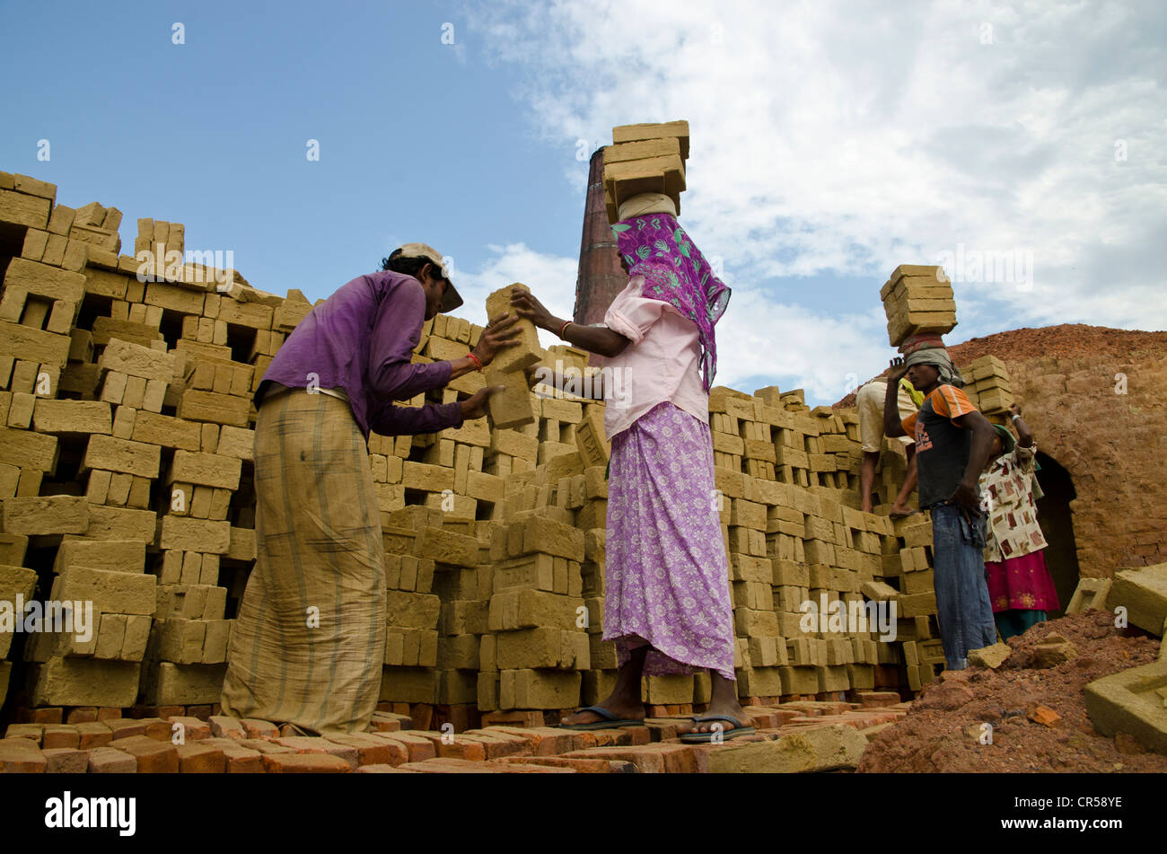 Fabbrica di mattoni dove il lavoro pesante è svolta principalmente da donne e bambini, Jorhat area, Assam, India, Asia Foto Stock