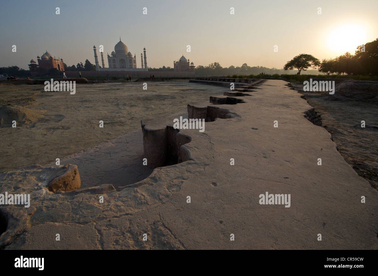 Fondamenti della prevista controparte nera del Taj Mahal, Patrimonio Mondiale dell'UNESCO, come visto attraverso il fiume Yamuna, , India Foto Stock