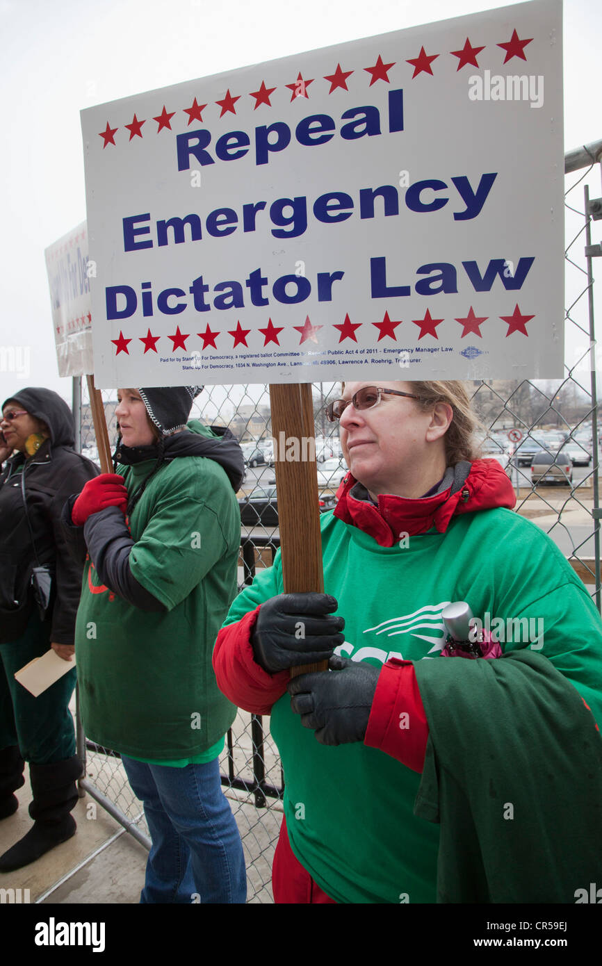 I cittadini di offrire le petizioni di abrogare il Michigan di emergenza del gestore finanziario legge Foto Stock