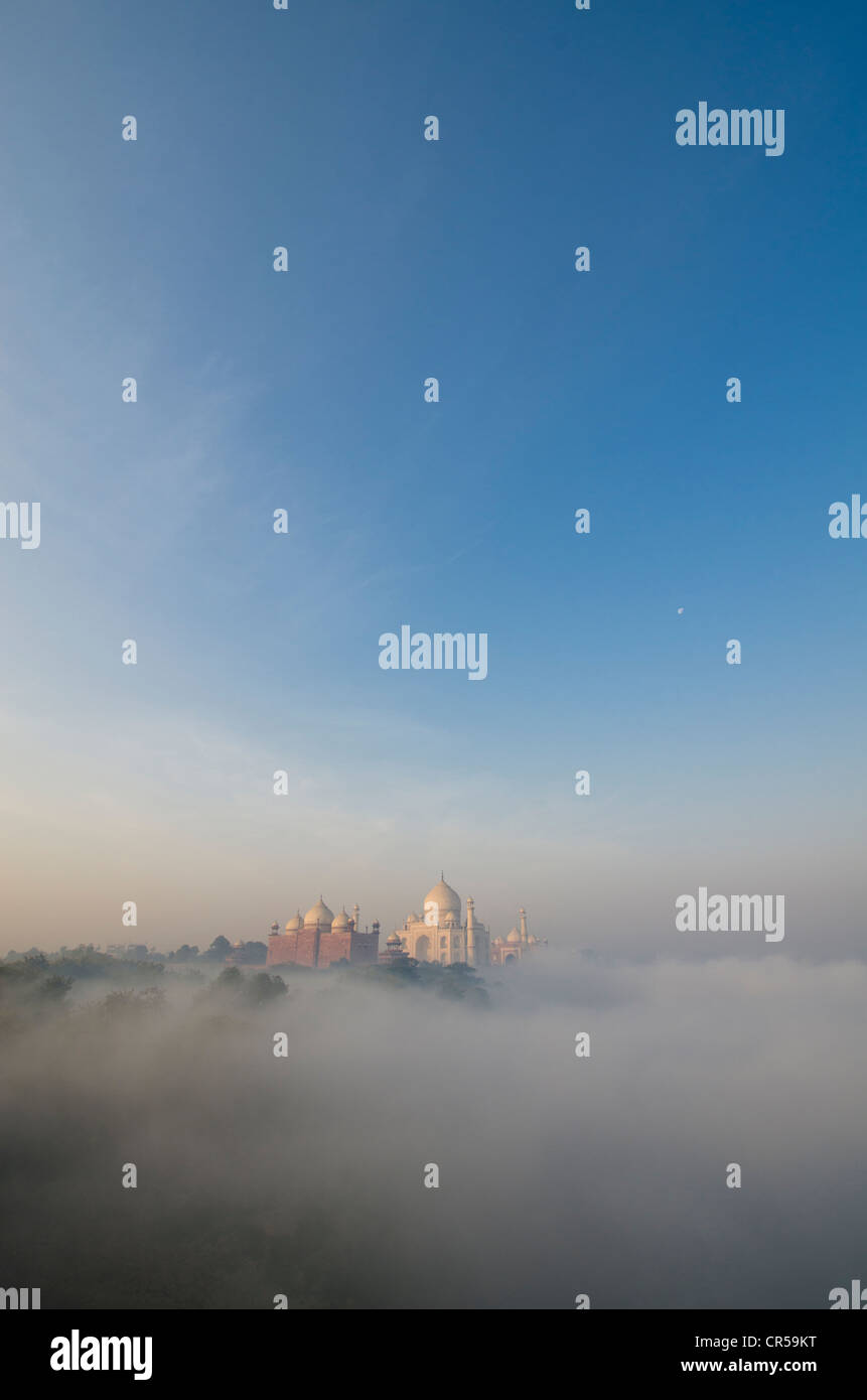 Taj Mahal, Sito Patrimonio Mondiale dell'UNESCO, derivanti dalla nebbia mattutina oltre il fiume Yamuna, Agra, Uttar Pradesh, India, Asia Foto Stock