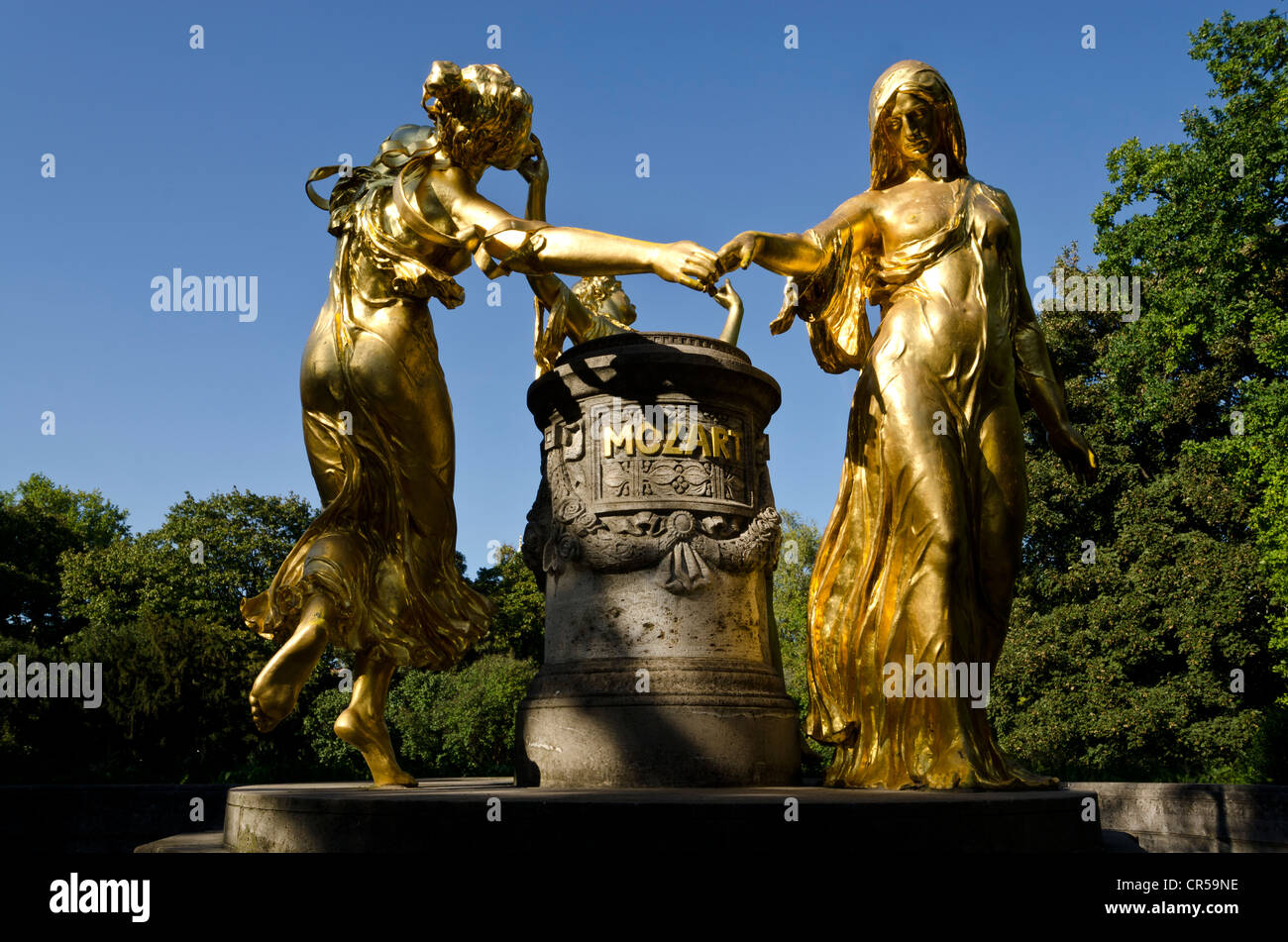 Dancing statue dorate del monumento di Mozart a Dresda, Sassonia, Germania, Europa Foto Stock