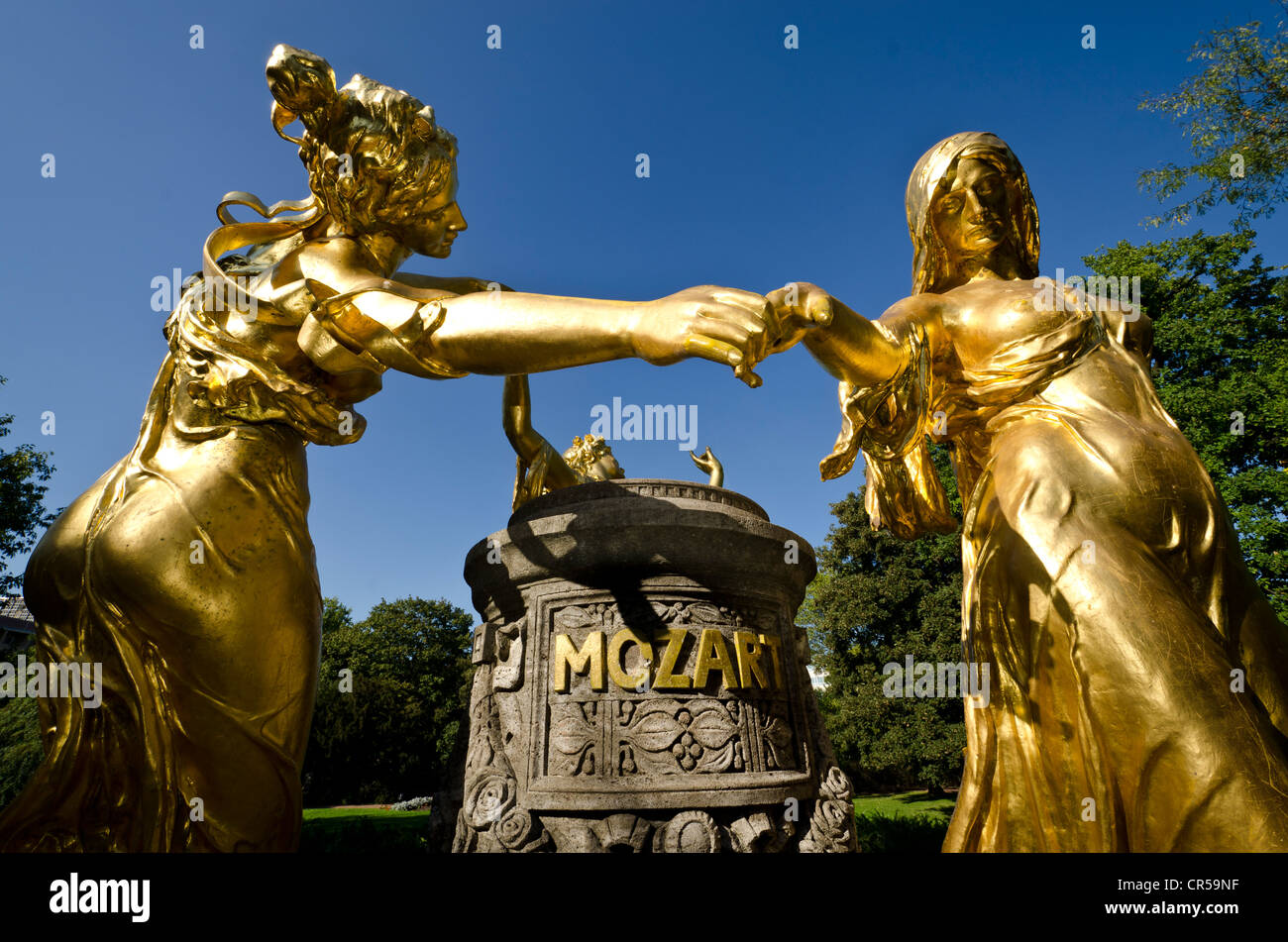 Dancing statue dorate del monumento di Mozart a Dresda, Sassonia, Germania, Europa Foto Stock