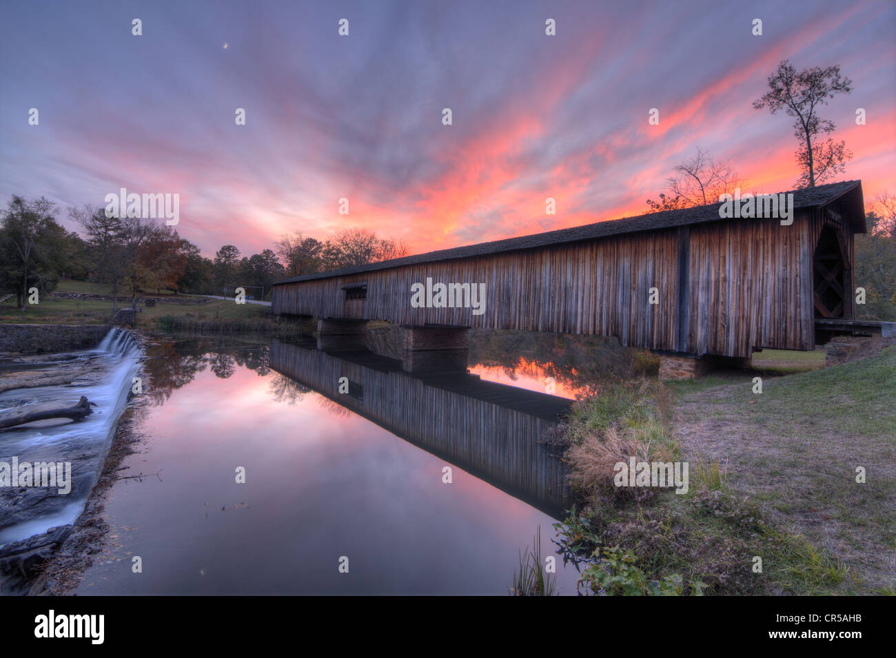 Watson Mill ponte coperto in North Georgia, Stati Uniti d'America al tramonto. Foto Stock