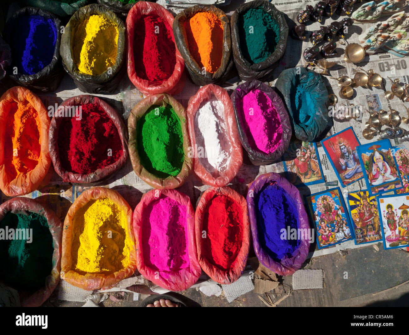 Polvere di colore, per la vendita su un mercato per i rituali religiosi al festival di Divalion, Kathmandu, Nepal, Sud Asia Foto Stock