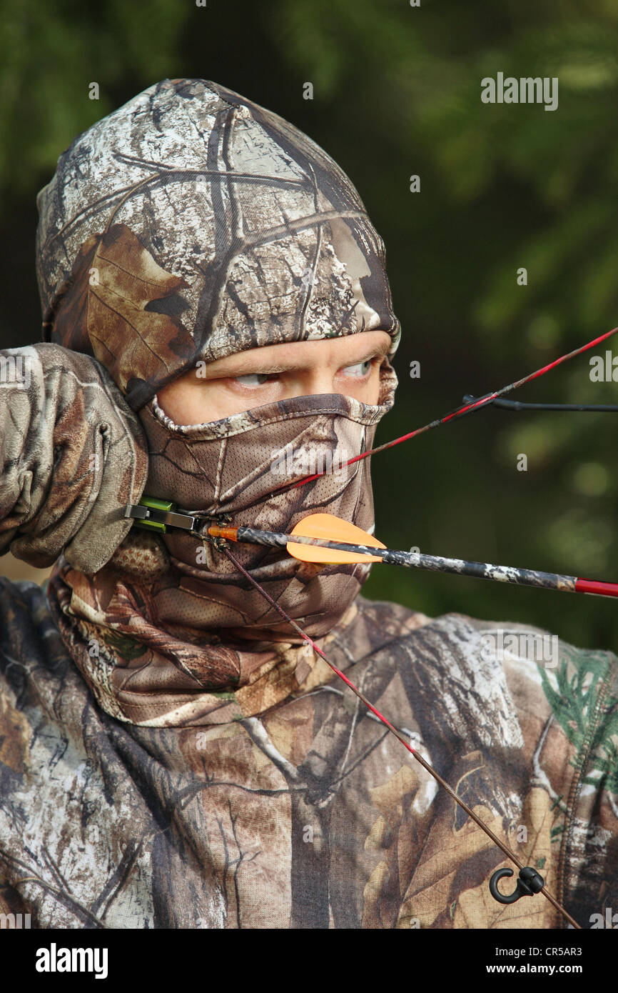 Close-up bow hunter vestito di mimetizzazione Foto Stock