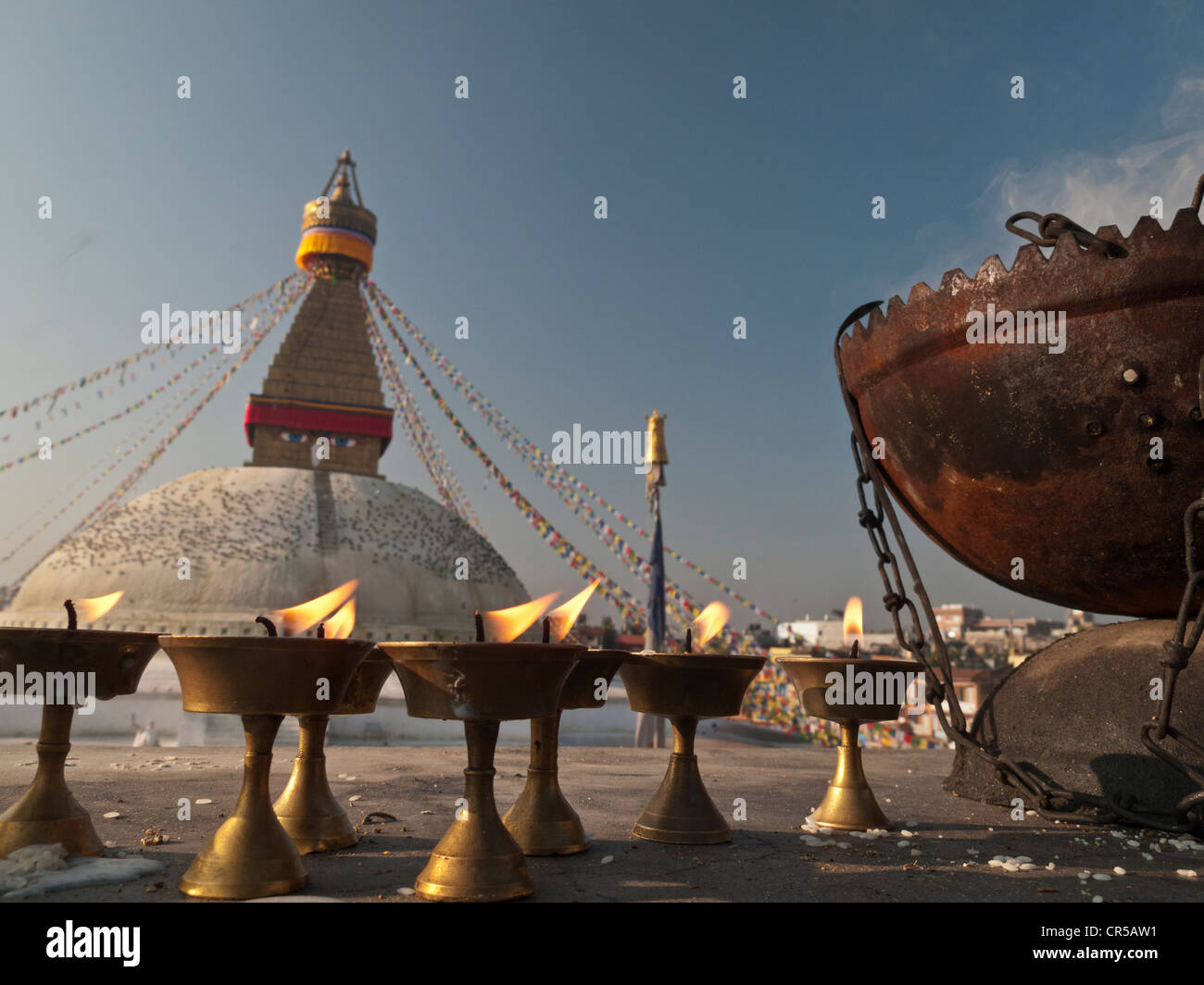 Requisiti per le cerimonie religiose nella parte anteriore del Boudnath stupa, Boudnath, Kathmandu, Nepal, Sud Asia Foto Stock