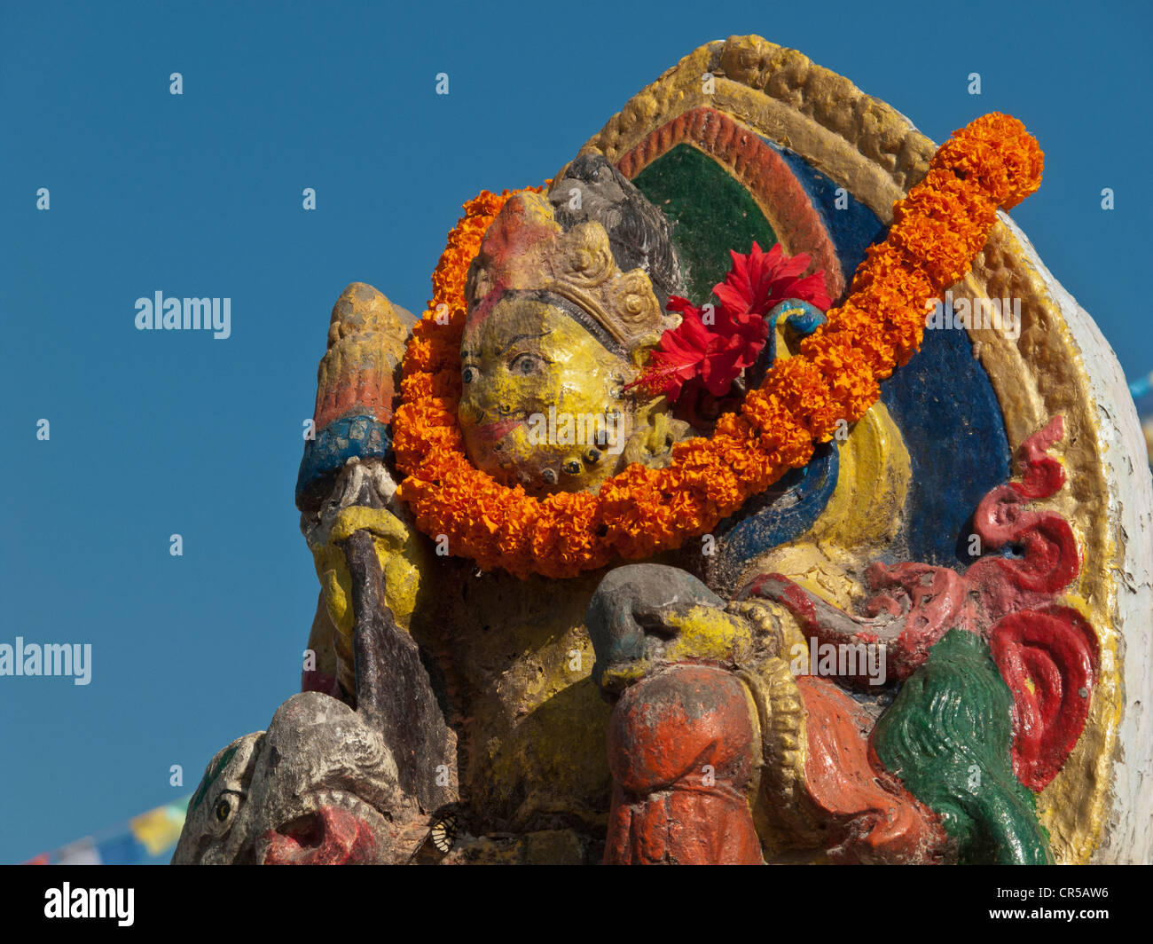Una ghirlanda di fiori offerti a un'immagine di una dea, Boudnath, Kathmandu, Nepal, Sud Asia Foto Stock