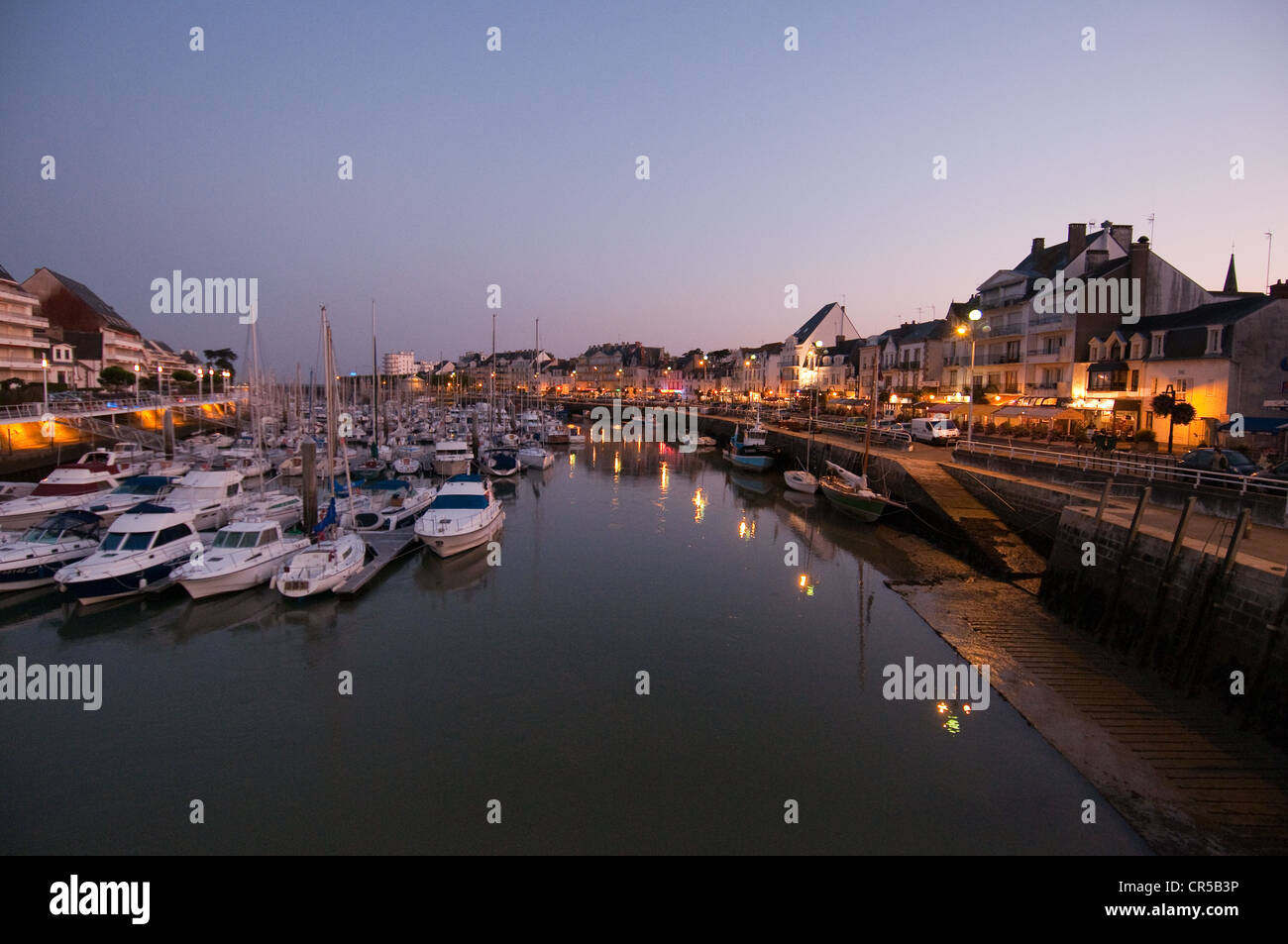 Francia, Loire Atlantique, Le Pouliguen, vista notturna del porto Foto Stock