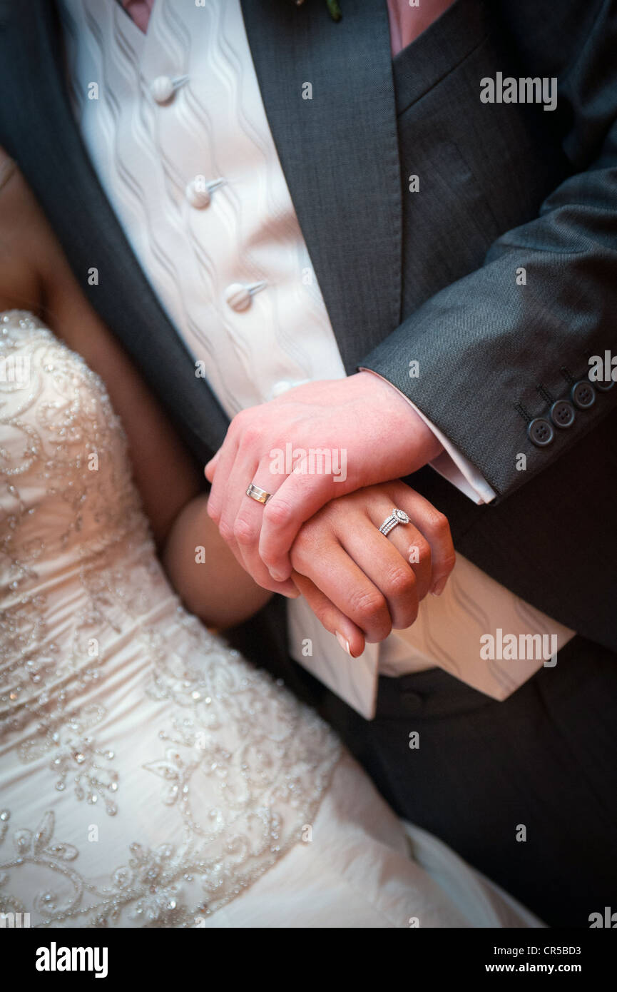 La sposa e lo sposo tenere mani visualizzare i loro anelli di nozze Foto Stock