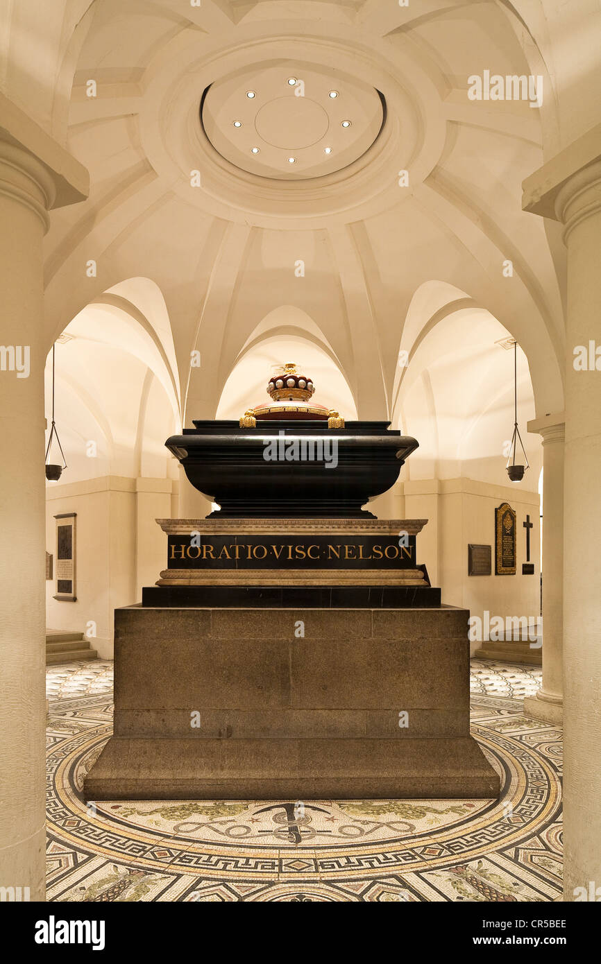 Regno Unito, Londra, la città, la Cattedrale di St Paul raggiunti nel 1710, lastra tombale dell'Ammiraglio Nelson nella cripta Foto Stock