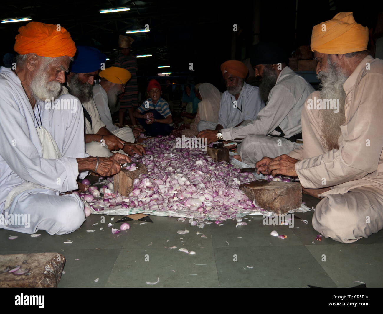Cibo per tutti i pellegrini viene preparato da volontari e serviti nel langar, o una mensa, Amritsar Punjab, India, Asia Foto Stock