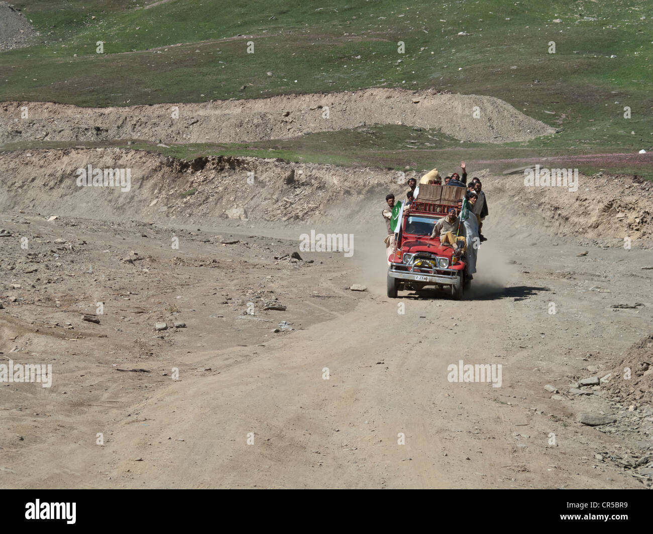 Sovraccarico jeep dopo aver attraversato il passo Babusar sulla strada verso Chillas, di Frontiera del Nord Ovest, Pakistan, Asia del Sud Foto Stock