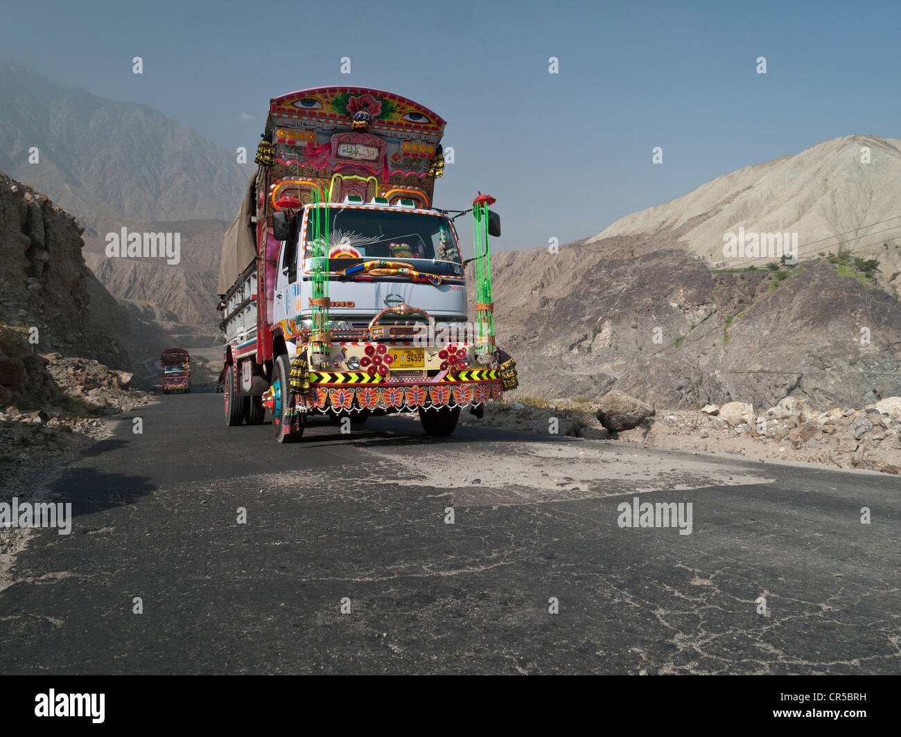 Decorato in maniera colorata carrello facendo strada la Karakoram Highway, Chillas, di Frontiera del Nord Ovest, Pakistan, Asia del Sud Foto Stock
