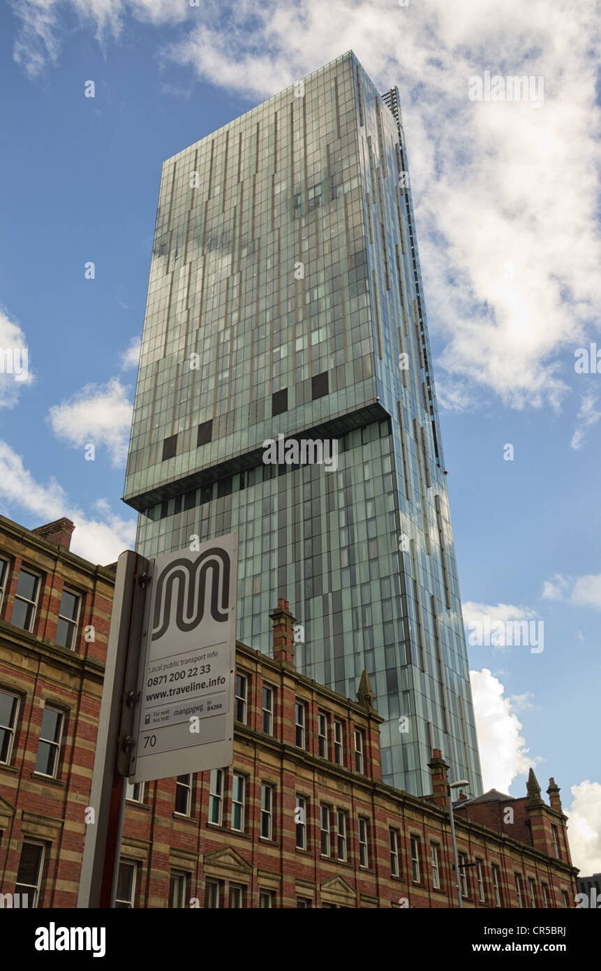 Cerca fino a 47 piani alto Beetham Tower un moderno grattacielo landmark building su Deansgate Manchester Hilton Hotel Foto Stock