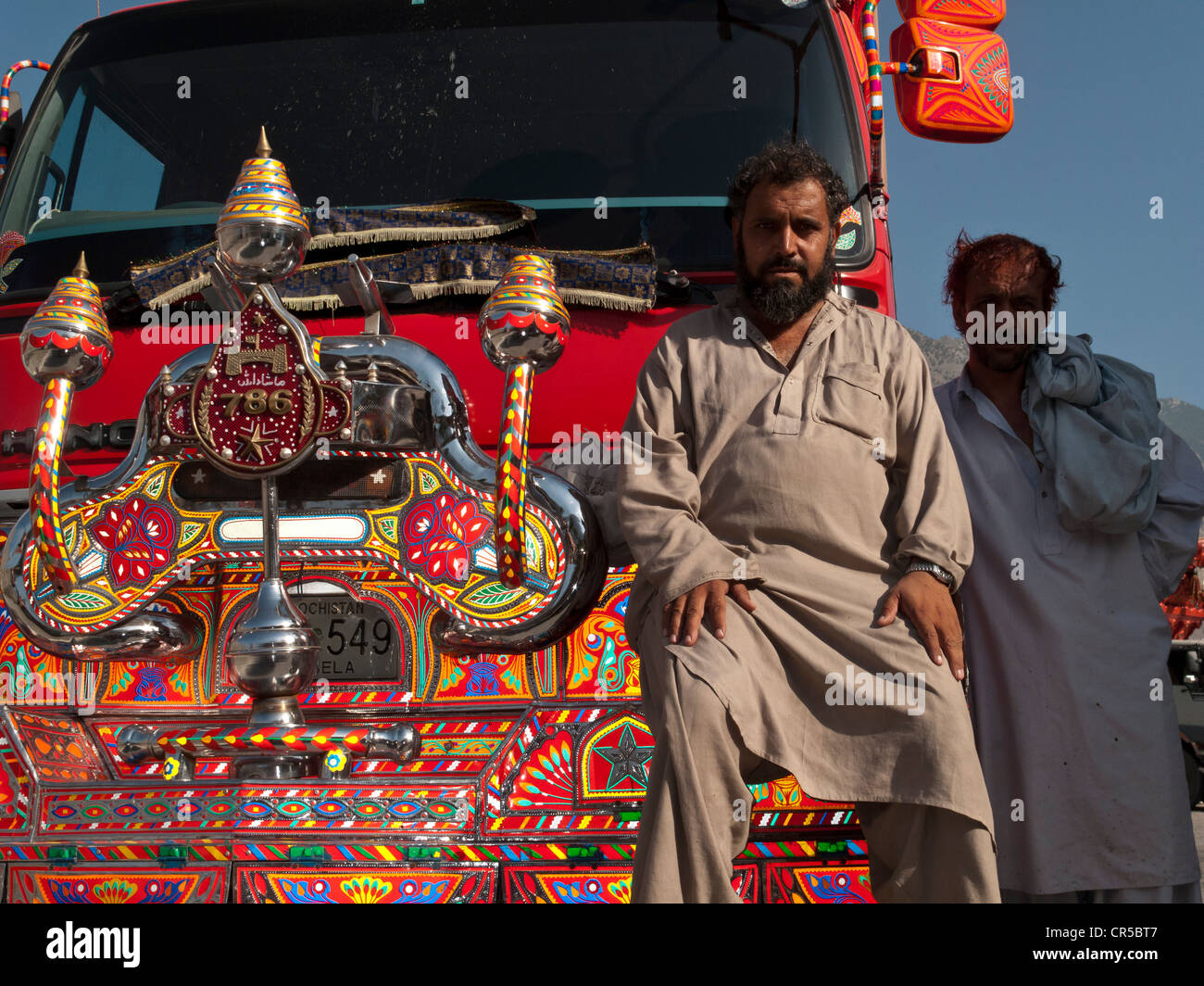 Il pakistan camionista, orgoglioso del suo coloratissimo veicolo, Gilgit, di Frontiera del Nord Ovest, Pakistan, Asia del Sud Foto Stock