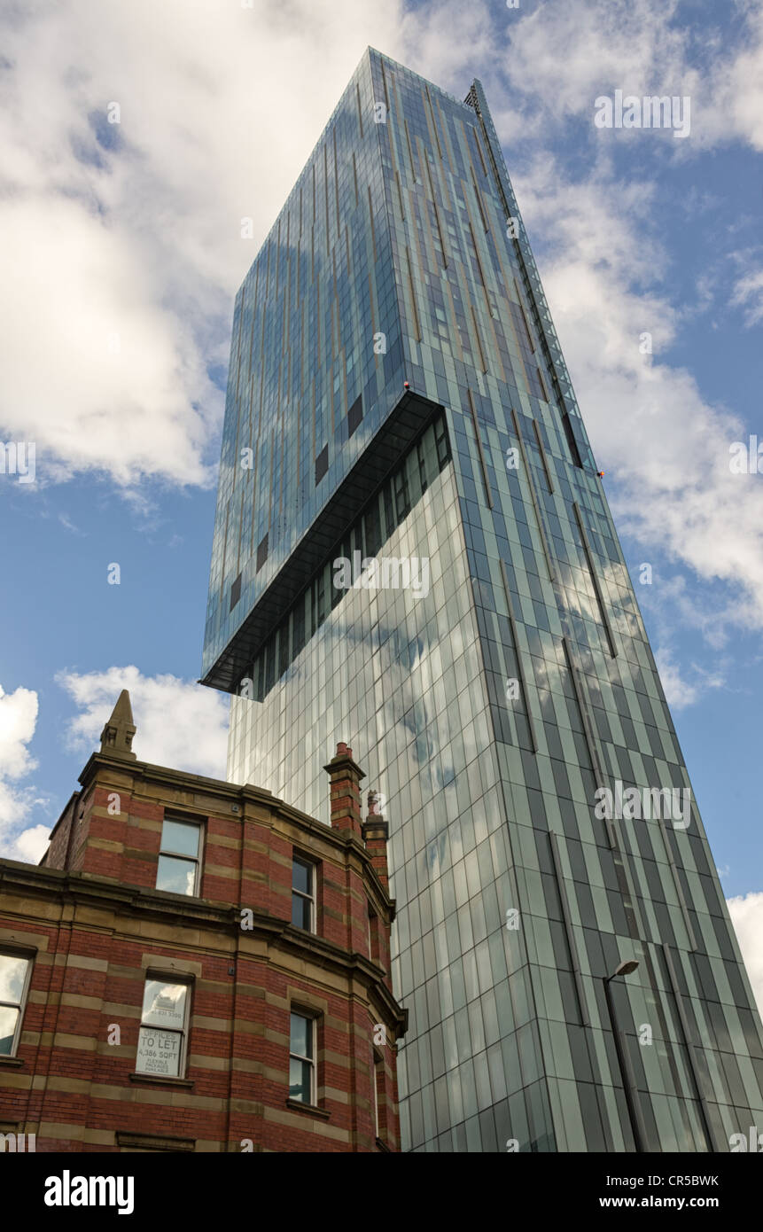Cerca fino a 47 piani alto Beetham Tower un moderno grattacielo landmark building su Deansgate Manchester Hilton Hotel Foto Stock