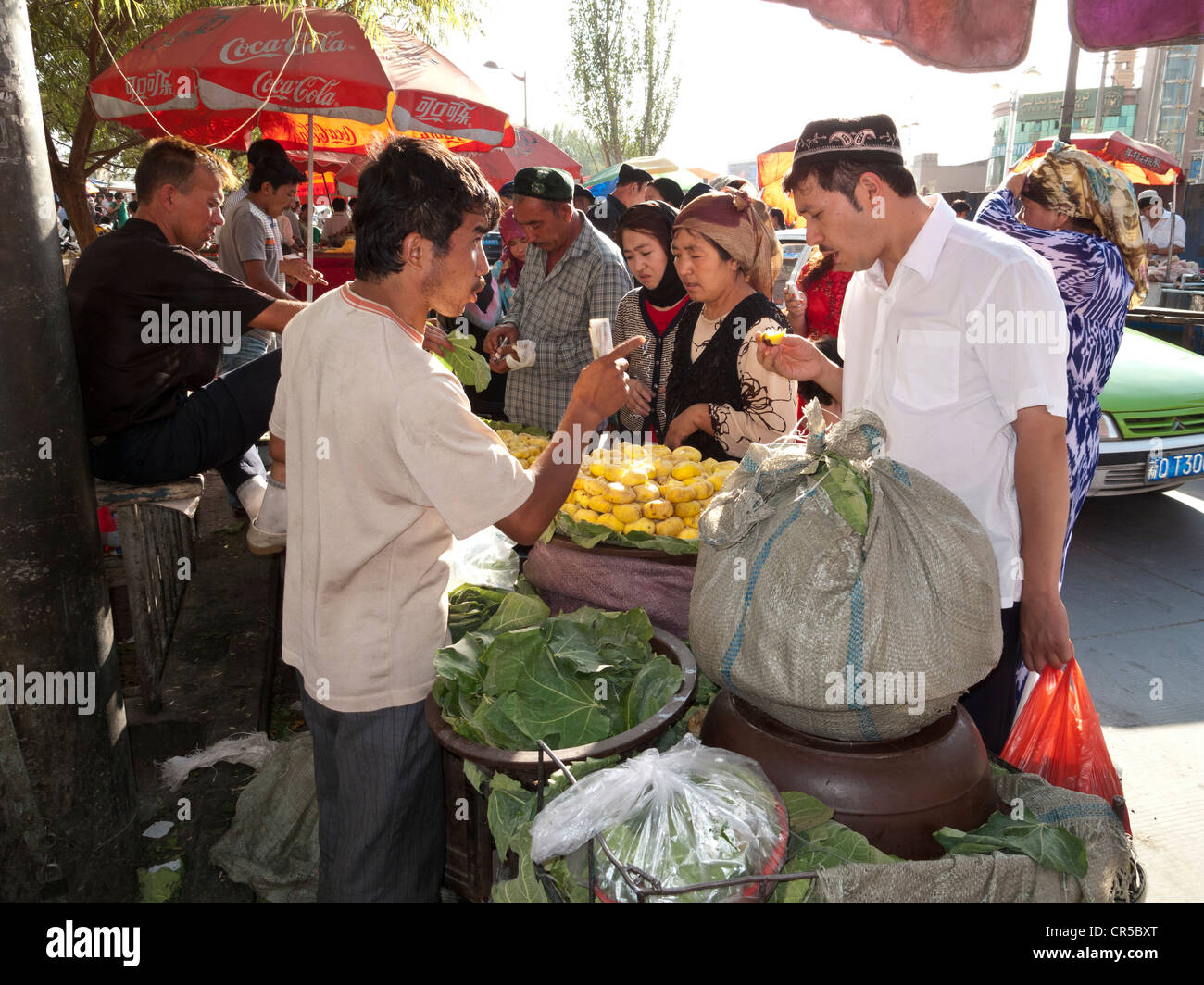 Venditori di frutta nelle strade di Kashgar, Xinjiang, Cina e Asia Foto Stock