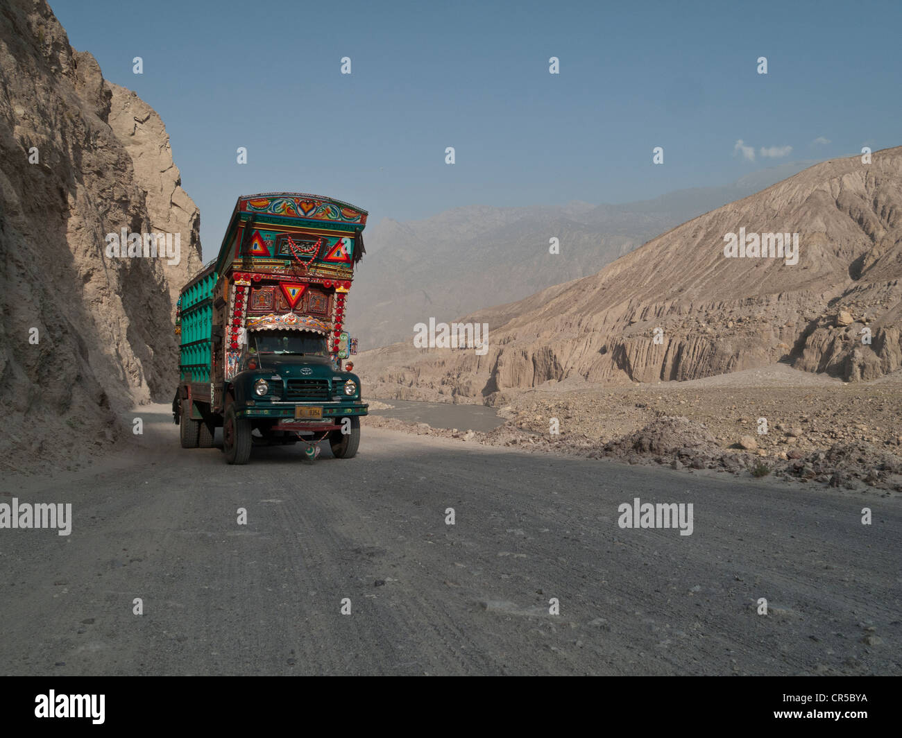 Decorato in maniera colorata carrello facendo strada la Karakoram Highway, Chillas, di Frontiera del Nord Ovest, Pakistan, Asia del Sud Foto Stock