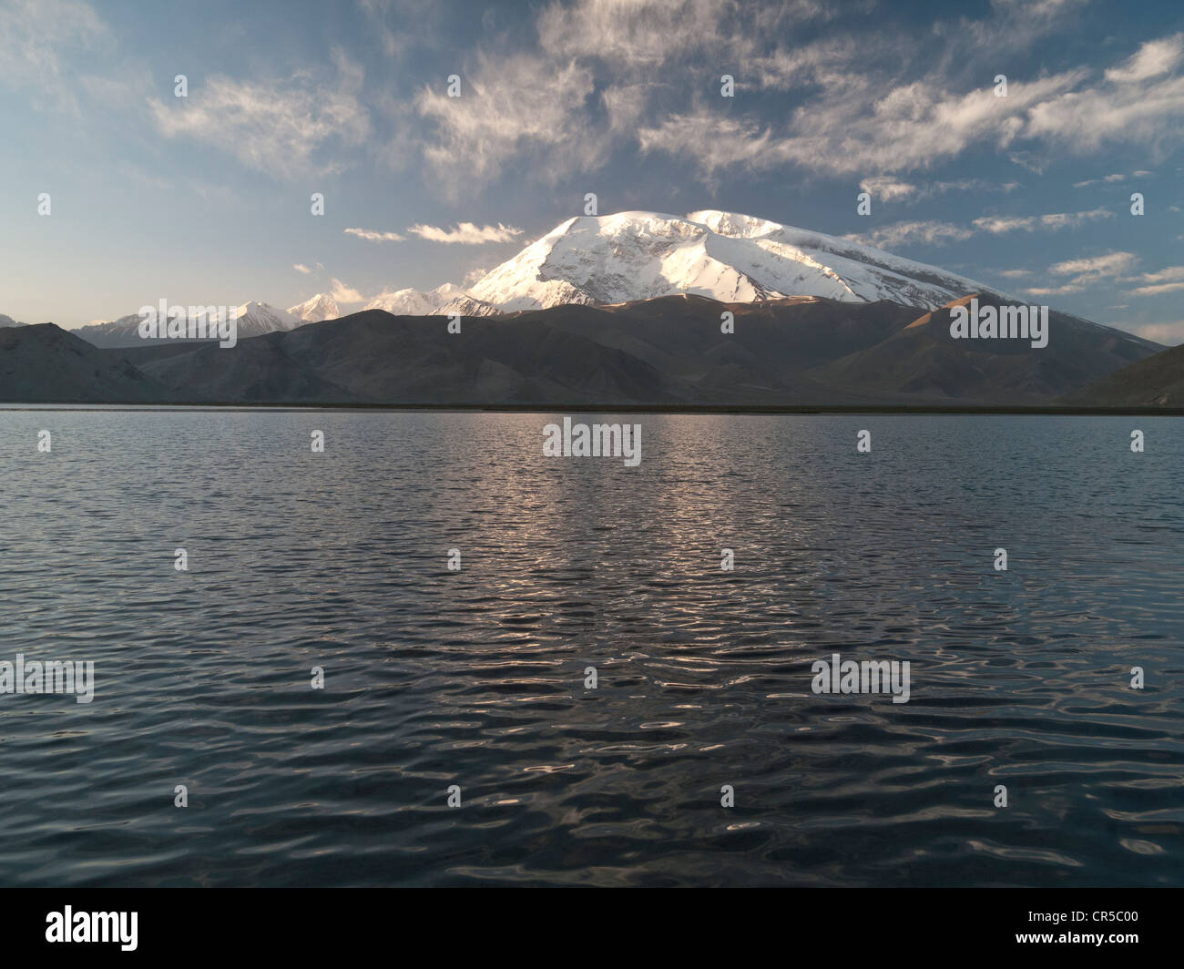 Lago Karakuli e Muztag Ata, 7546m, uno dei picchi più alti in Pamir, Kashgar, Xinjiang, Cina e Asia Foto Stock