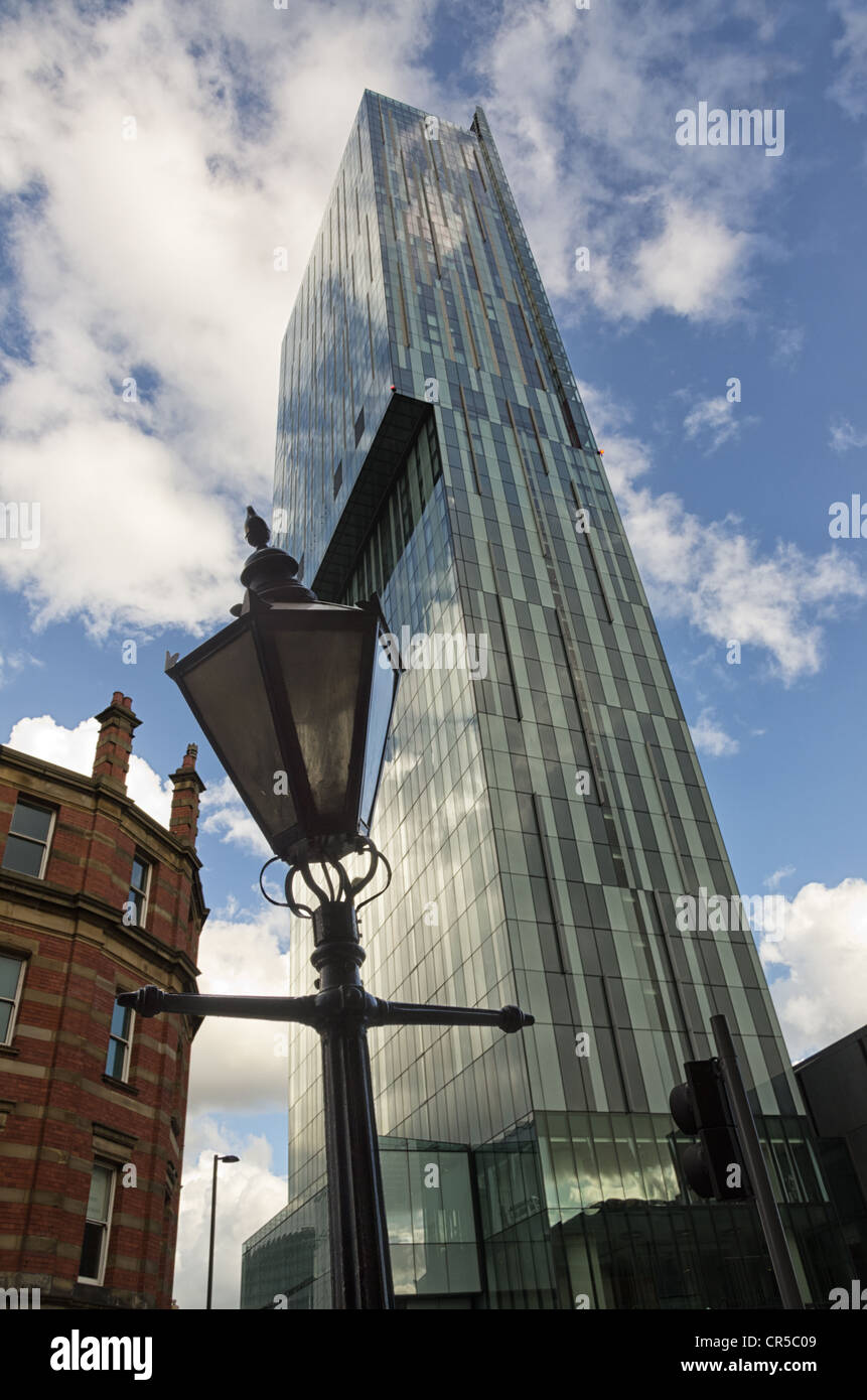 Cerca fino a 47 piani alto Beetham Tower un moderno grattacielo landmark building su Deansgate Manchester Hilton Hotel Foto Stock