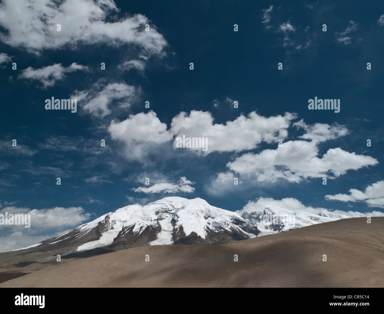 Muztag Ata, 7546m, "Padre delle montagne di ghiaccio", una delle vette più alte nel Pamir, Kashgar, Xinjiang, Cina e Asia Foto Stock