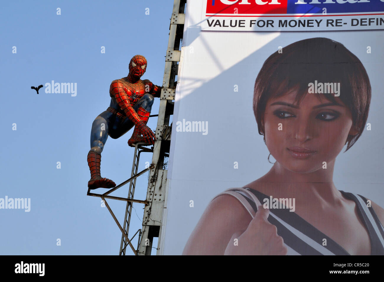 India, stato del Bengala occidentale (Calcutta, Kolkata), Chowringhee distretto, Nuovo Mercato, giant pubblicità segno e Spiderman fantoccio Foto Stock