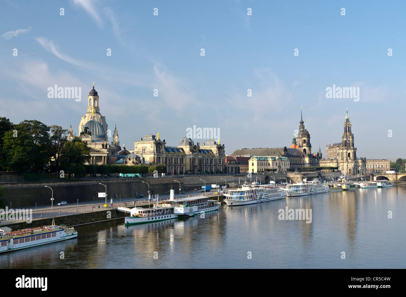 Bruehl's Terrace, Frauenkirche, la Hofkirche la chiesa e il castello di Dresda si vede attraverso il fiume Elba dal ponte Carolabruecke Foto Stock