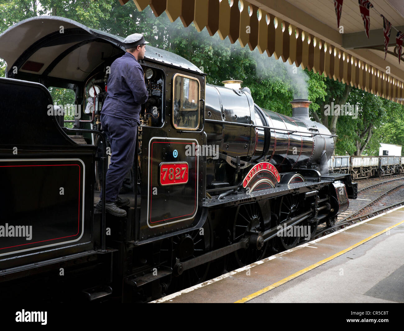 Immacolata locomotiva a vapore numero 7827 Lydham Manor in vapore a Paignton stazione ferroviaria con conducente Foto Stock