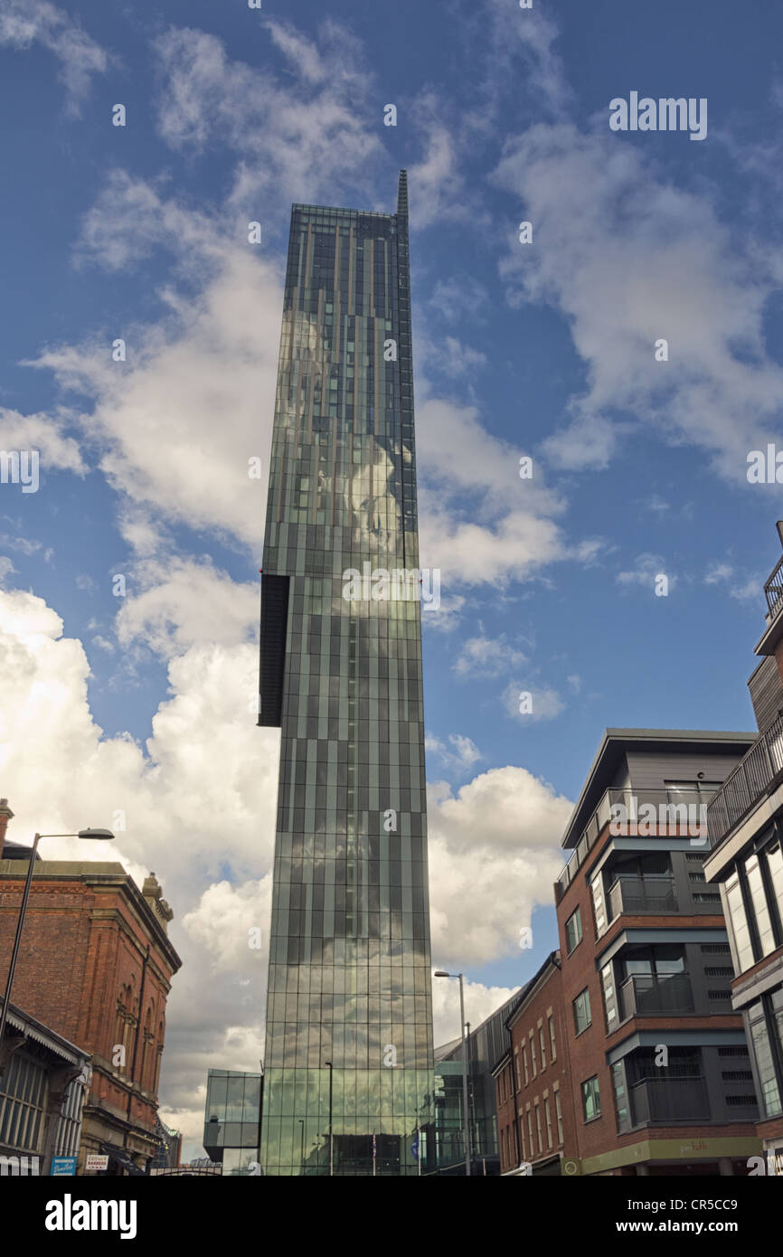 Cerca fino a 47 piani alto Beetham Tower un moderno grattacielo landmark building su Deansgate Manchester Hilton Hotel Foto Stock