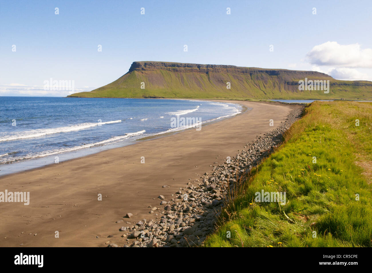 L'Islanda, Regione di Vesturland, Snaefellsnes Peninsula, Grundarfjordur Bay beach Foto Stock
