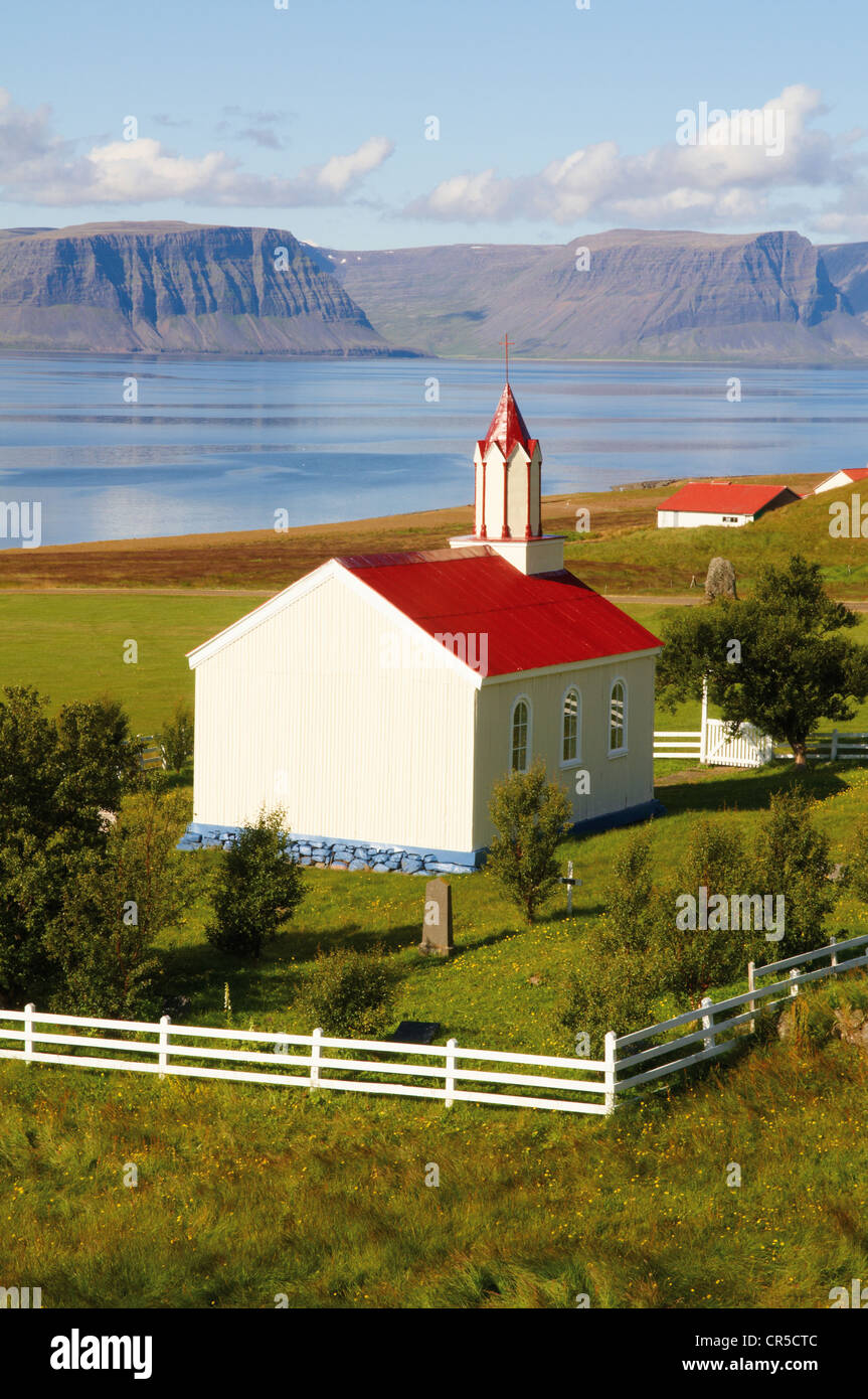 L'Islanda, Westfjords, Regione Vestfirdir, Arnarfjordur fiordo, Hrafnseyri Chiesa Foto Stock