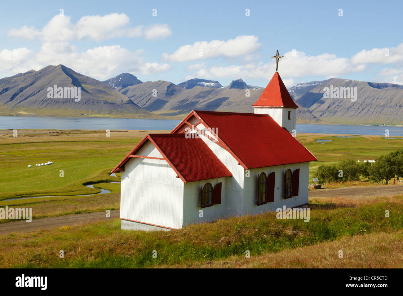 L'Islanda, Westfjords, Regione Vestfirdir, Arnarfjordur fiordo, Hrafnseyri Chiesa Foto Stock