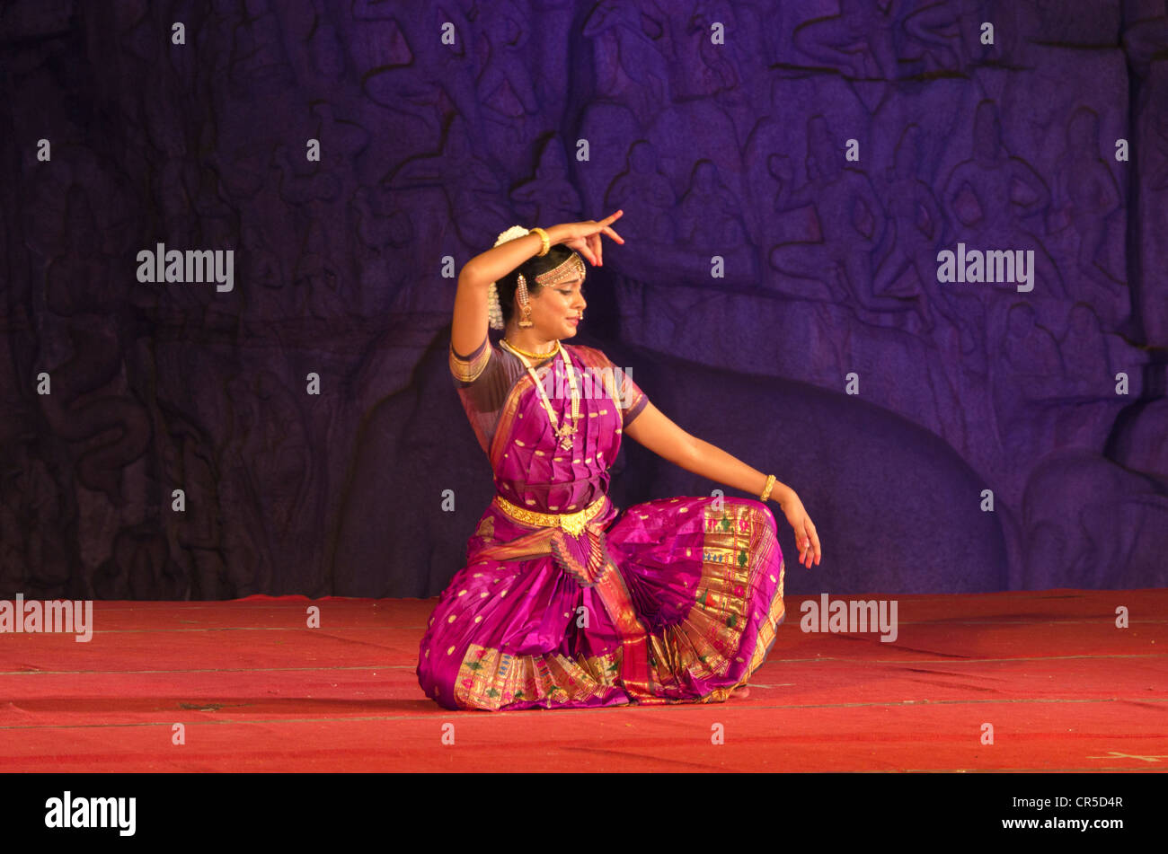 Danzatrice presso una delle prestazioni durante l'annuale festival di danza a Mahabalipuram, Tamil Nadu, India, Asia Foto Stock