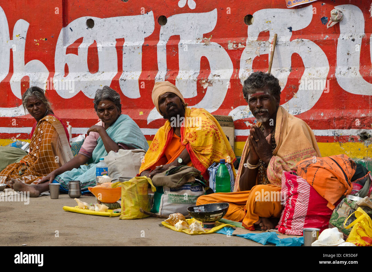 Sadhus, i santi uomini di India, in attesa di carità alla balneazione ghat in Rameshwaram, Tamil Nadu, India, Asia Foto Stock