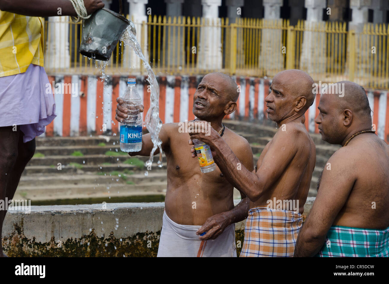 Pellegrini al 22-stazioni-doccia-cerchio intorno al tempio Ramanathaswamy, una cerimonia per dilavamento poco peccati , India Foto Stock