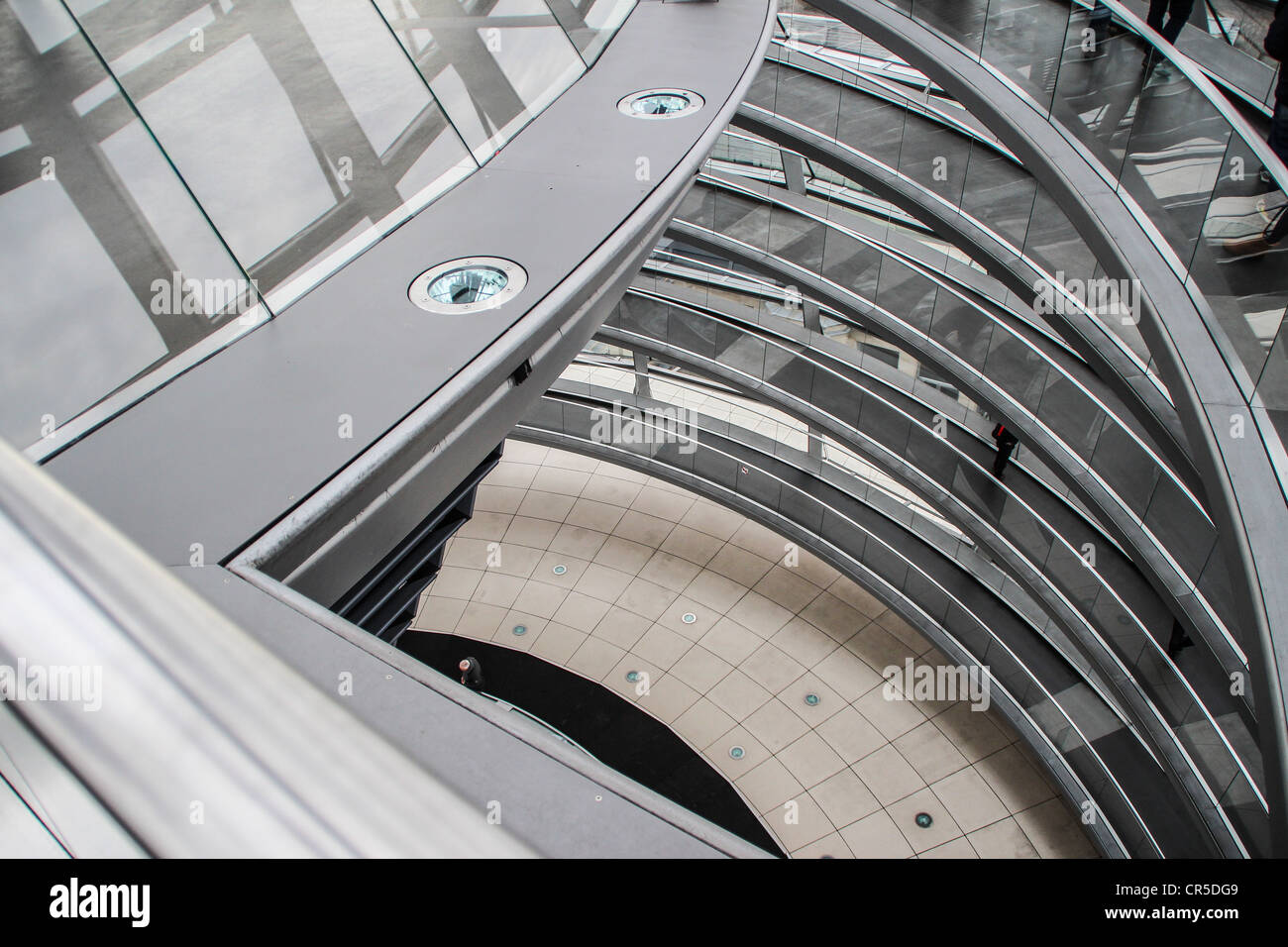 L'acciaio e cupola di vetro del Reichstag a Berlino, Germania, costruito dall'architetto Norman Foster Foto Stock