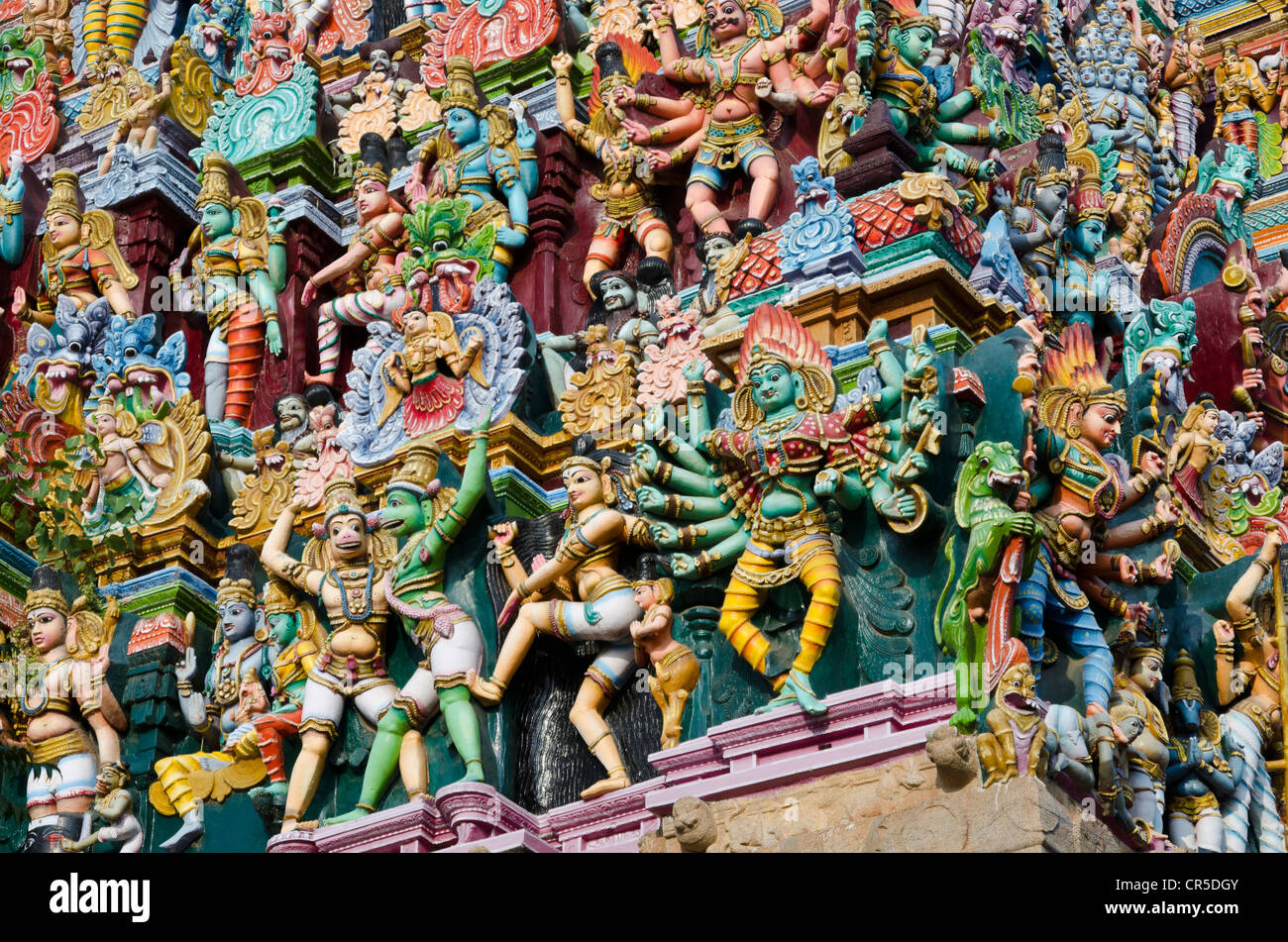 Gopuram del tempio Menakshi-Sundareshwara, alte fino a 50 m, abilmente decorate con migliaia di statue colorate di divinità Foto Stock