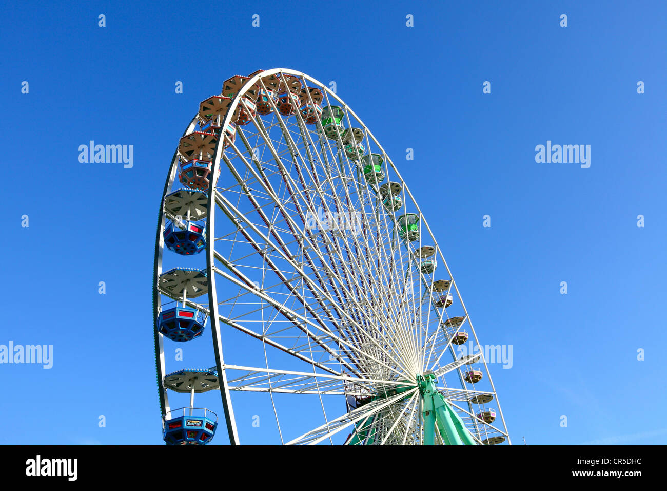 Grande ruota panoramica Ferris con gondole. Foto Stock