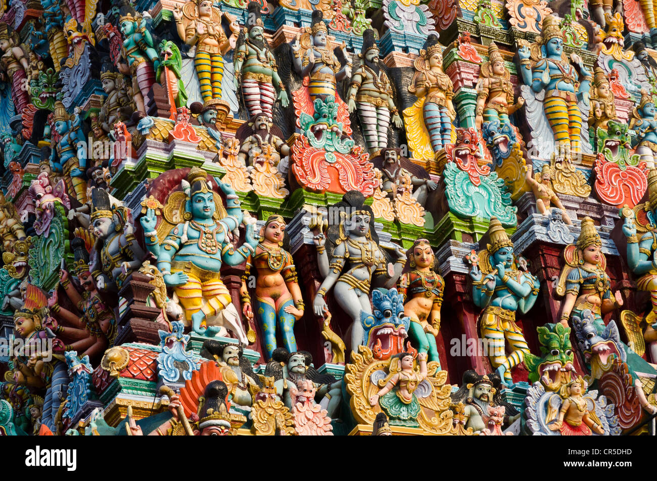 Gopuram del tempio Menakshi-Sundareshwara, alte fino a 50 m, abilmente decorate con migliaia di statue colorate di divinità Foto Stock