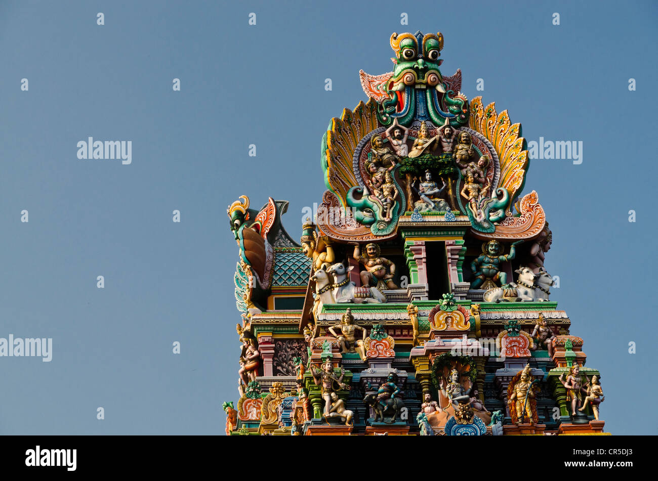 Gopuram del tempio Menakshi-Sundareshwara, alte fino a 50 m, abilmente decorate con migliaia di statue colorate di divinità Foto Stock