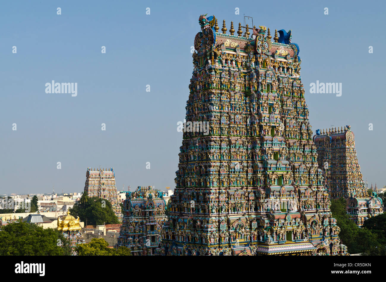 Gopuram del tempio Menakshi-Sundareshwara, alte fino a 50 m, abilmente decorate con migliaia di statue colorate di divinità Foto Stock
