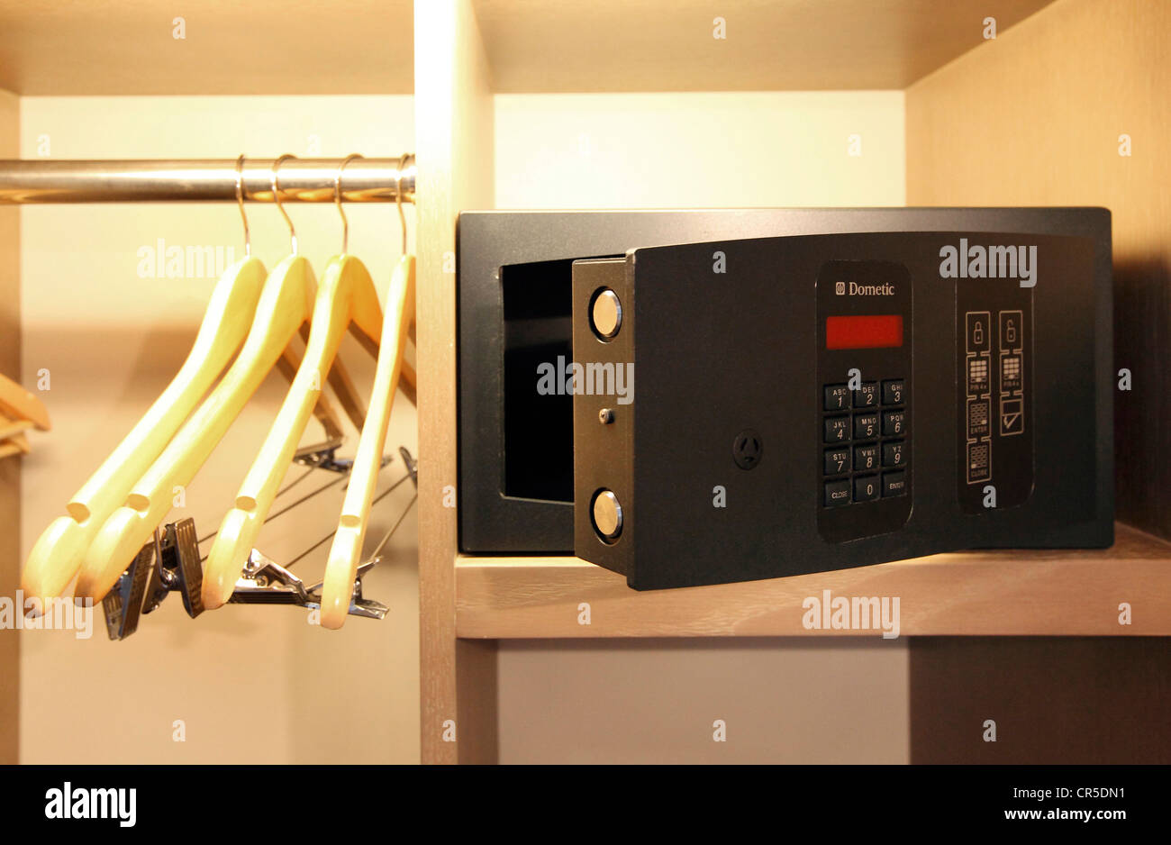 Cassaforte in camera per uso privato in un armadio di una stanza di un hotel. Foto Stock