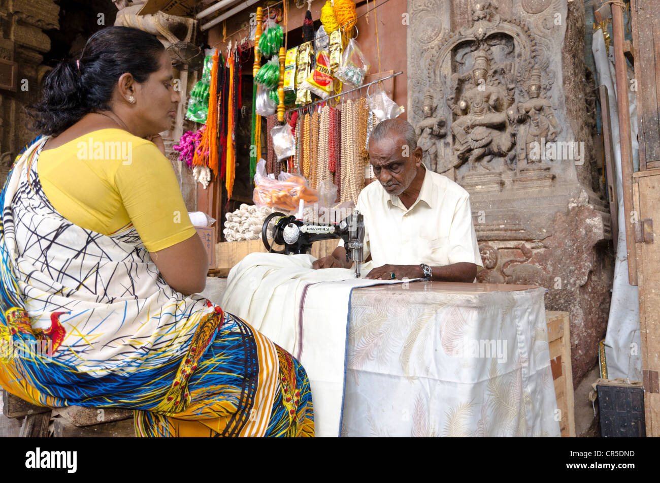 Sarto e il cliente di fronte al tempio Menakshi-Sundareshwara a Madurai, Tamil Nadu, India, Asia Foto Stock