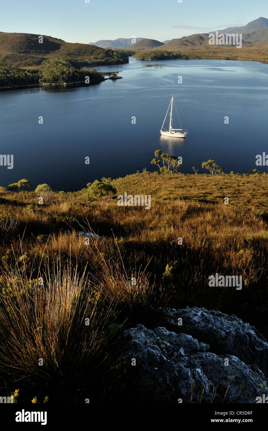 Guardando verso sud per la Melaleuca ingresso con uno yacht da crociera a ancoraggio. Porto Davey riserva marina, un'area del Patrimonio Mondiale, Tasmania, Australia Foto Stock