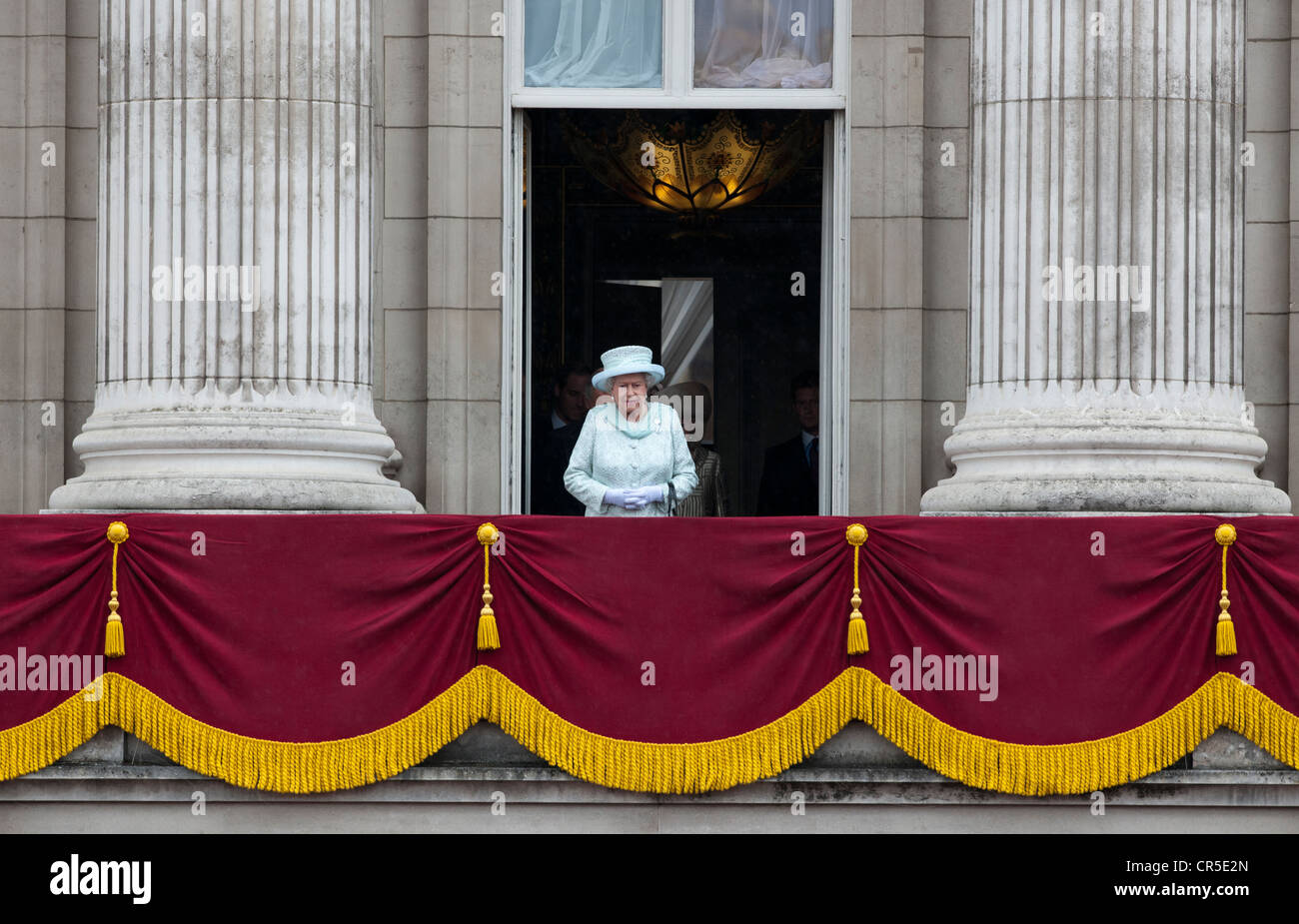 Sua Maestà la Regina Elisabetta II sul balcone di Buckingham Palace durante il diamante celebrazioni giubilari. Foto Stock