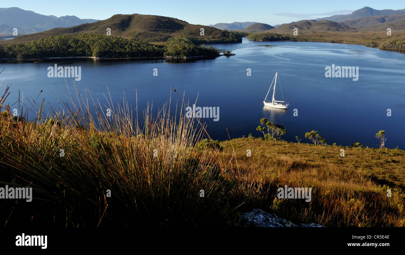 Guardando verso sud per la Melaleuca ingresso con uno yacht da crociera a ancoraggio. Porto Davey riserva marina, un'area del Patrimonio Mondiale, Tasmania, Australia Foto Stock