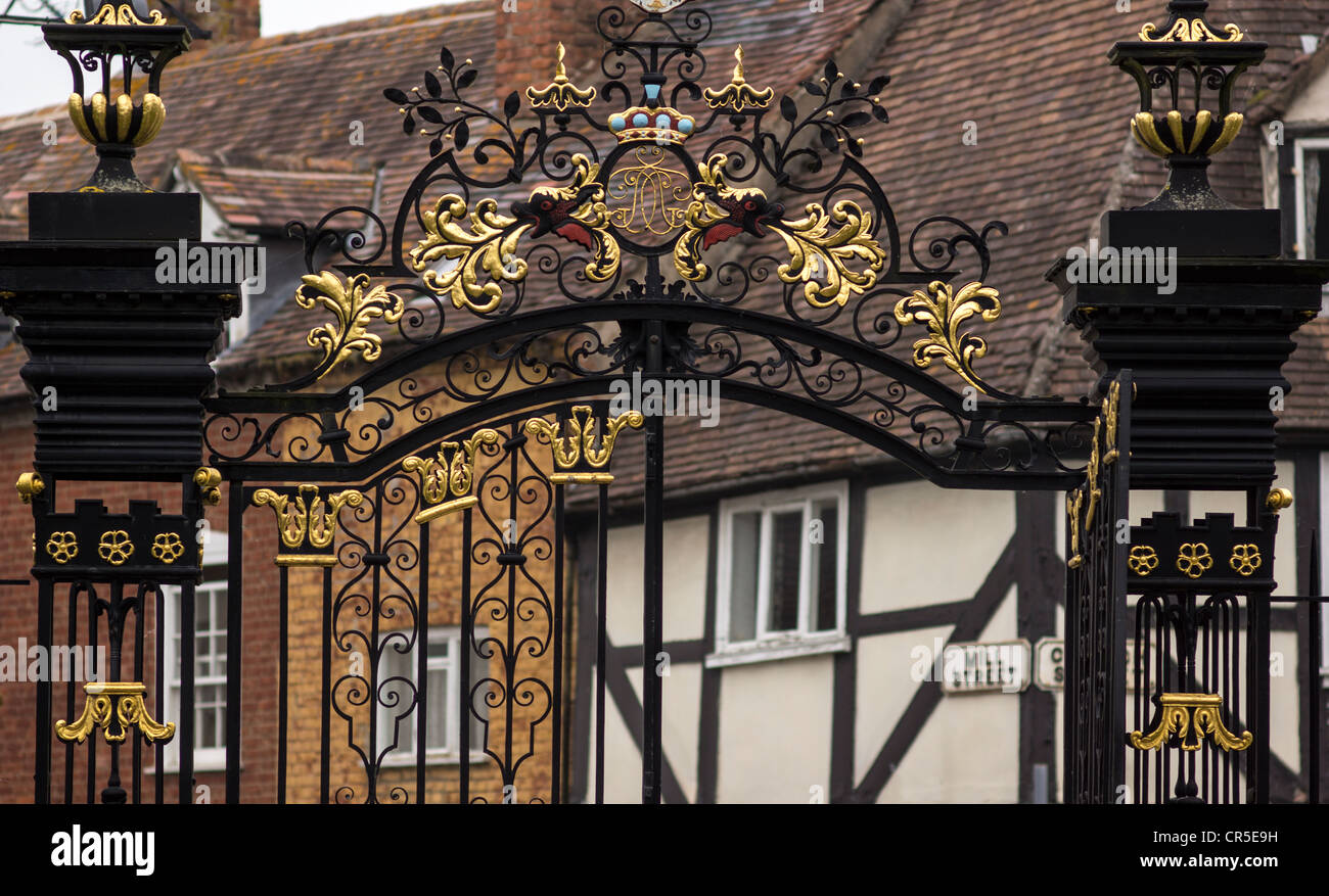 Ornato cancelli in ferro battuto di Tewkesbury Abbey, Gloucestershire, Inghilterra Foto Stock