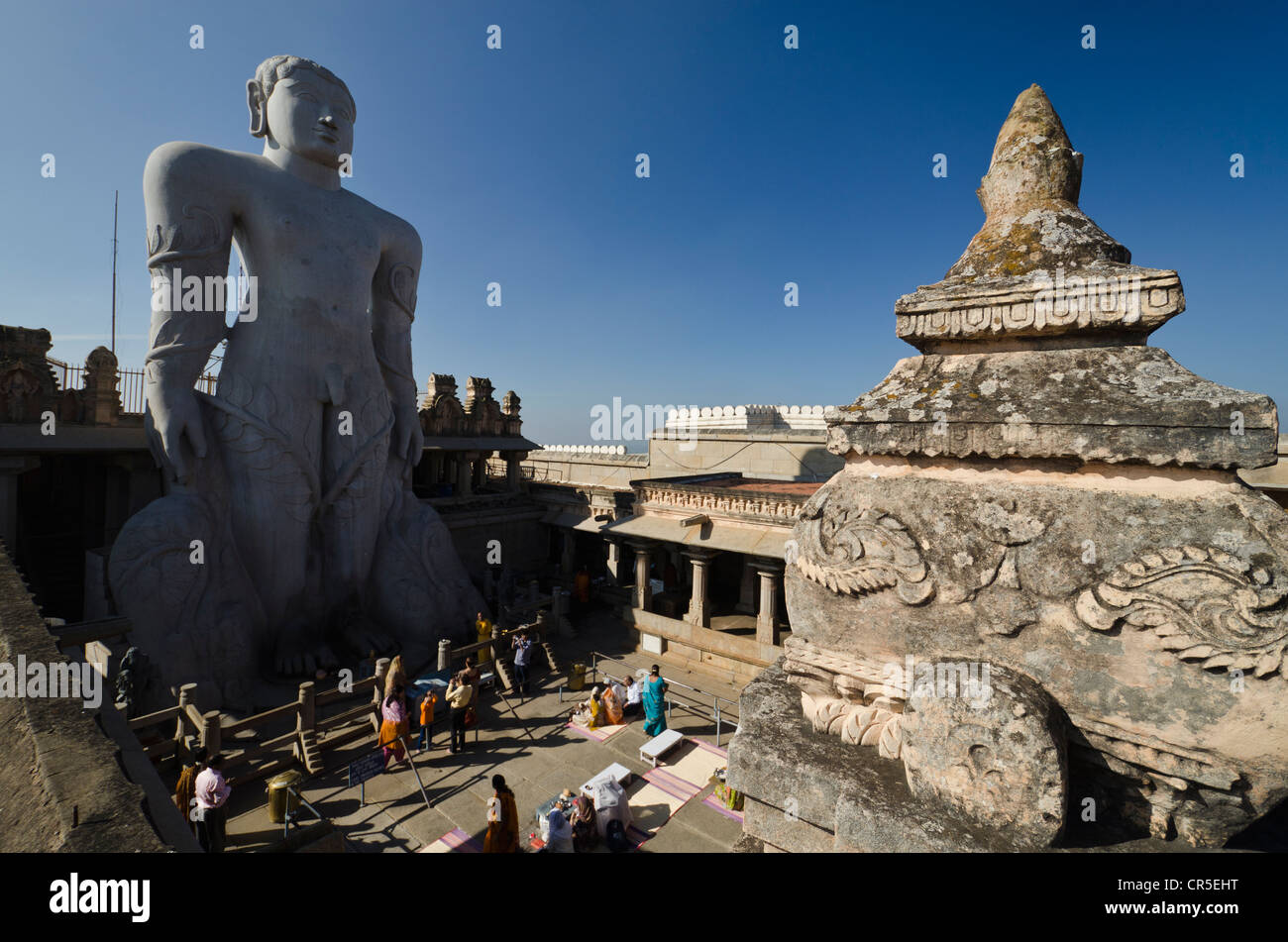 Statua del Signore Gomateshwara, il più alto statua monolitica del mondo, dedicato al Signore Bahubali, scolpito in un unico Foto Stock